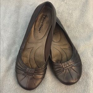 BareTraps Women's Brown Flats